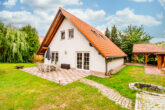 Terrasse am Haus - Mit Fotovoltaik, hoher Energieeffizienz, Einbauküche usw.: Haus nahe Berlin - in Altlandsberg