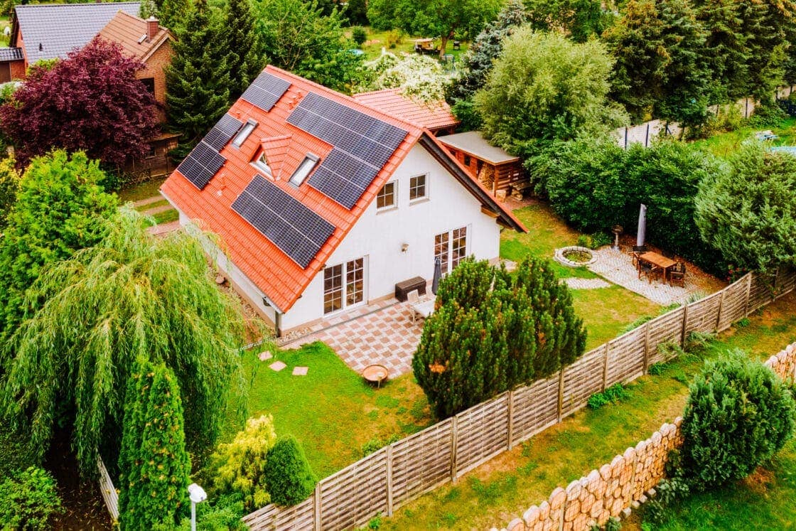 Mit Fotovoltaik, hoher Energieeffizienz, Einbauküche usw.: Haus nahe Berlin - in Altlandsberg - Einfamilienhaus Altlandsberg