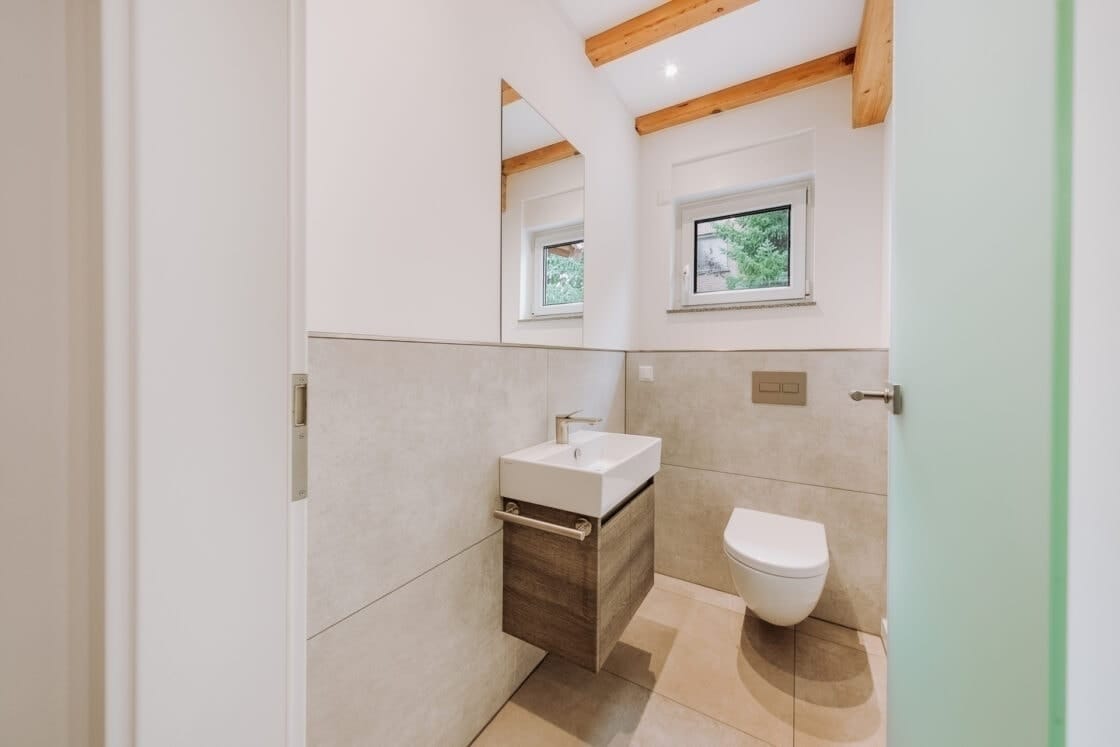 Mit Fotovoltaik, hoher Energieeffizienz, Einbauküche usw.: Haus nahe Berlin - in Altlandsberg - Gäste-WC