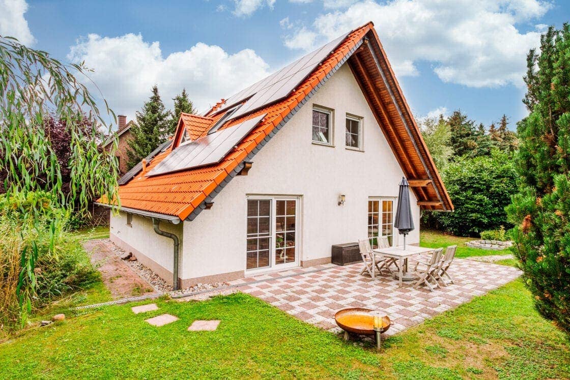 Mit Fotovoltaik, hoher Energieeffizienz, Einbauküche usw.: Haus nahe Berlin - in Altlandsberg - Fotovoltaik auf dem Dach