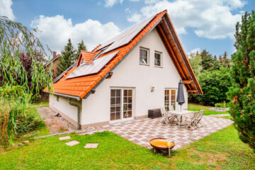 Mit Fotovoltaik, hoher Energieeffizienz, Einbauküche usw.: Haus nahe Berlin – in Altlandsberg, 15345 Altlandsberg, Einfamilienhaus