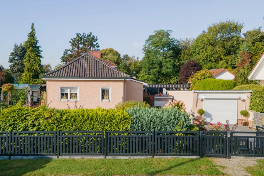 Straßenansicht mit Zaun