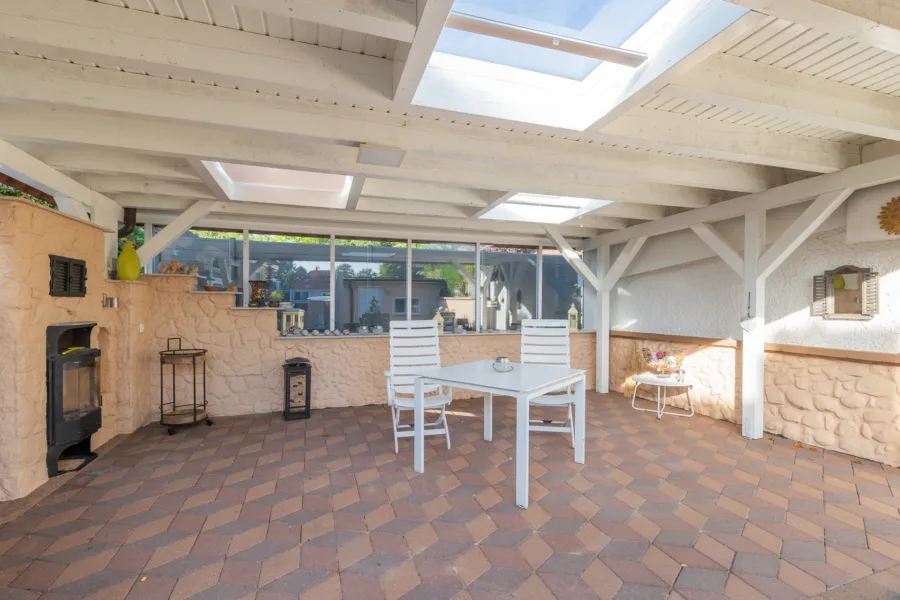 Überdachte Terrasse mit Kamin