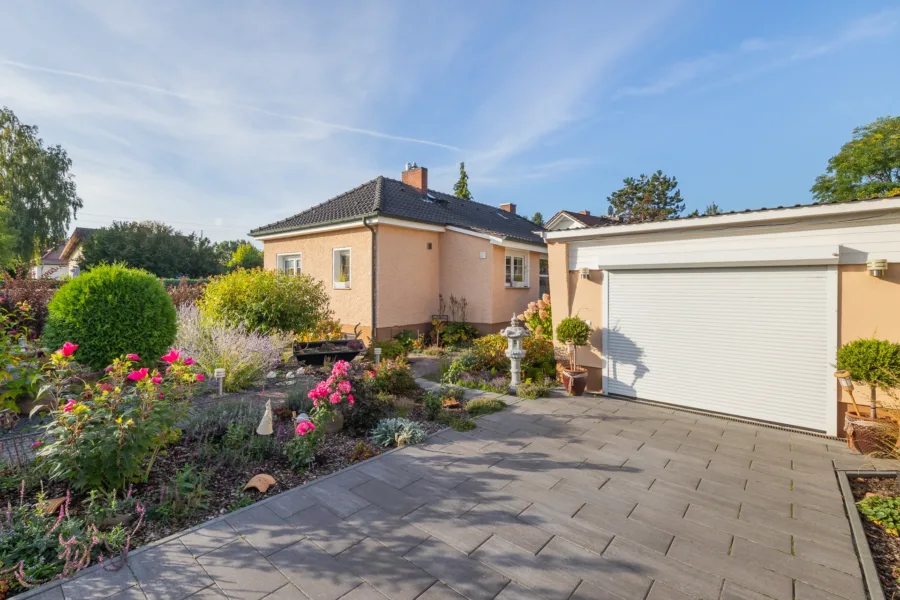 Einfahrt mit Garage