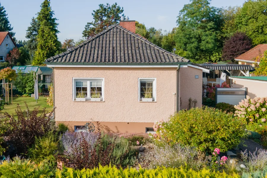 Steingarten vor dem Haus