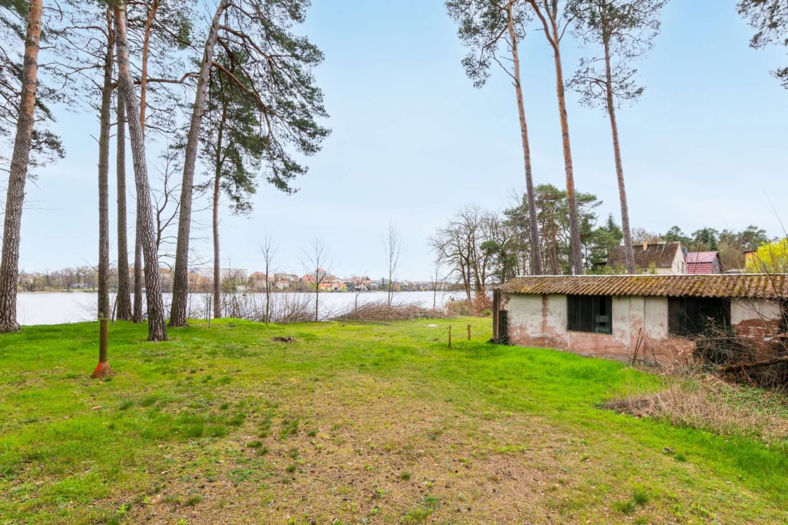 Fantastischer Seeblick, eigener Seezugang! Bauträgerfreies & erschlossenes Grundstück am Straussee - Mit Wasserblick