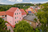 Remise und Haus - Voll vermietetes, pflegeleichtes Mehrfamilienhaus mit neun Einheiten nahe dem Zentrum von Buckow