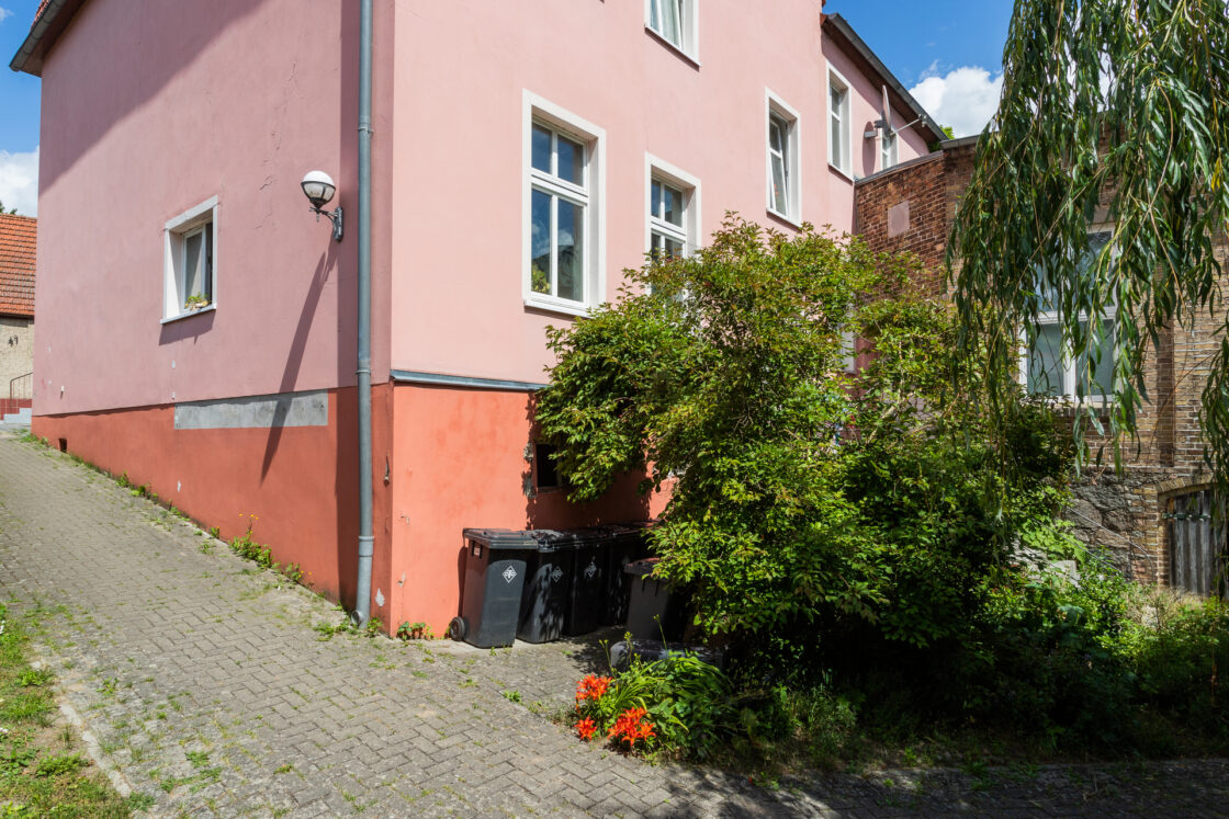 Voll vermietetes, pflegeleichtes Mehrfamilienhaus mit neun Einheiten nahe dem Zentrum von Buckow - Garten