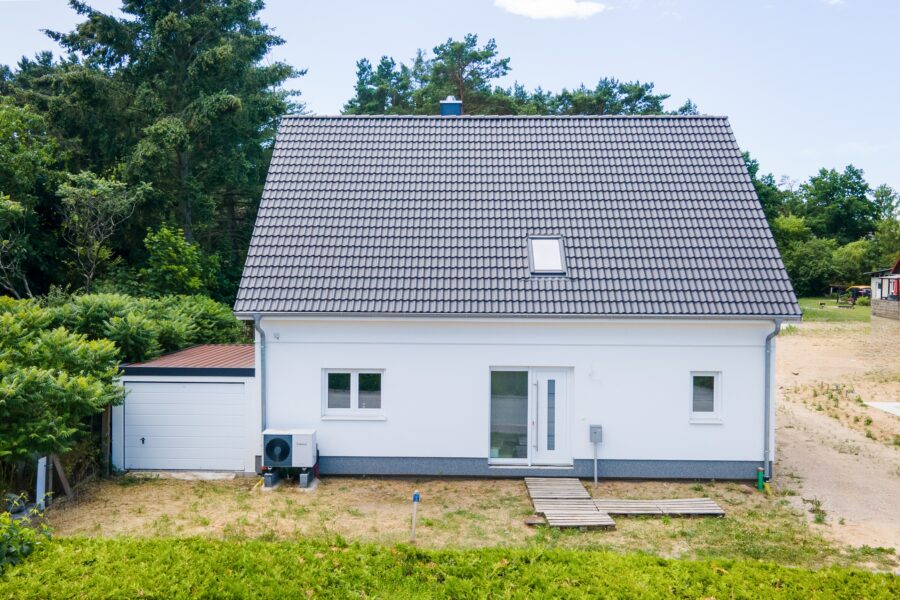 Straßenansicht mit Garage