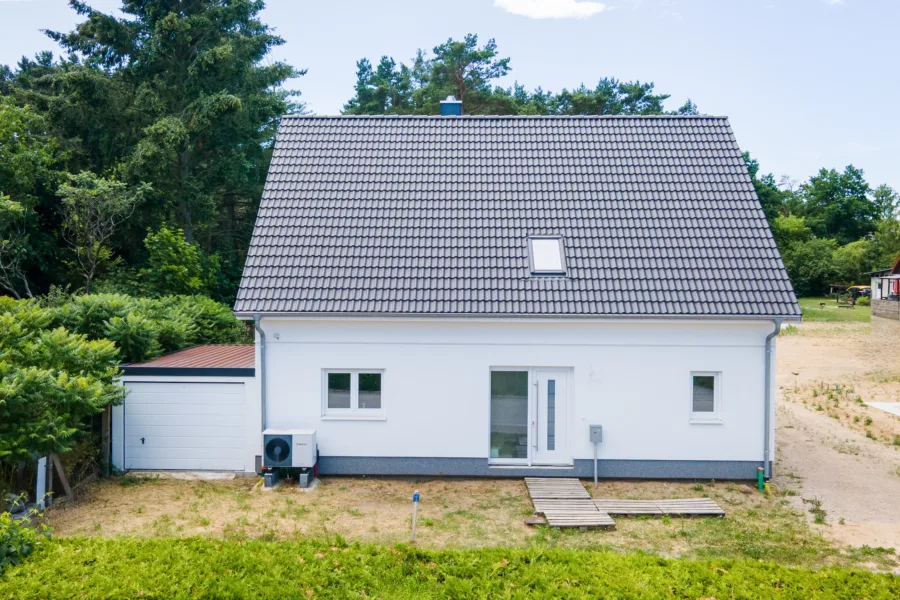 Straßenansicht mit Garage