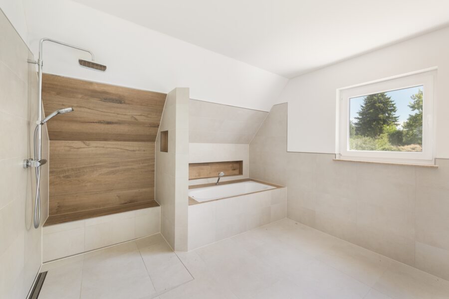 Badezimmer: Dusche + Badewanne