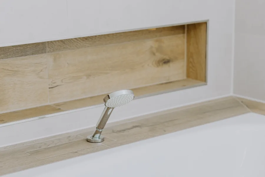 Ablagefläche an der Badewanne