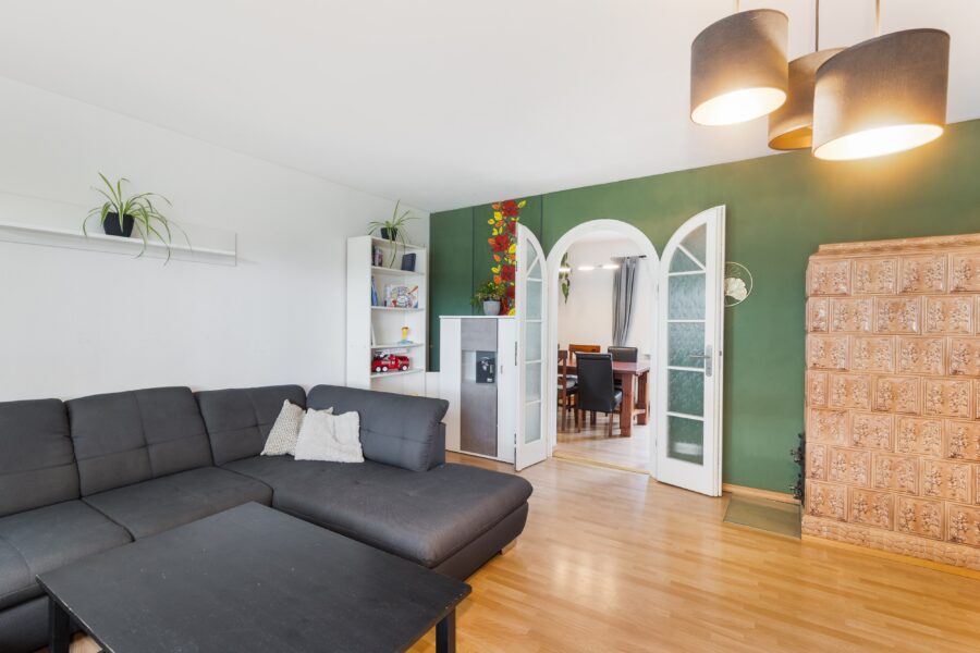 Wohnzimmer mit Rundbogentür zum Esszimmer