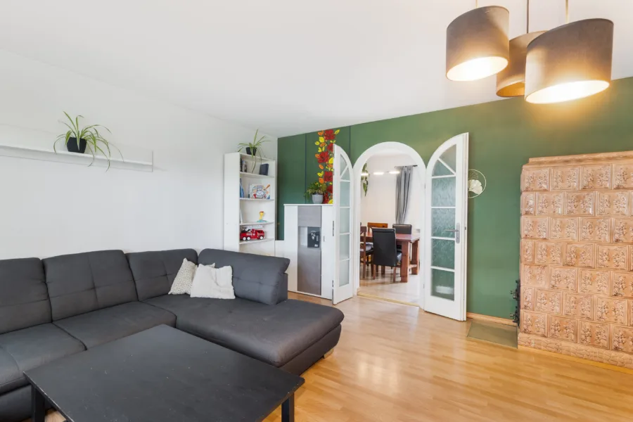 Wohnzimmer mit Rundbogentür zum Esszimmer