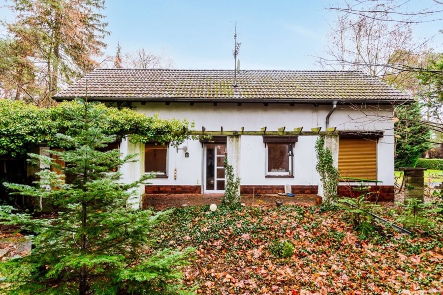 Baugrundstück oder Einfamilienhaus mit Teilkeller, Garage, Terrasse: Viel Potential in Petershagen, 15370 Petershagen, Einfamilienhaus zum Kauf