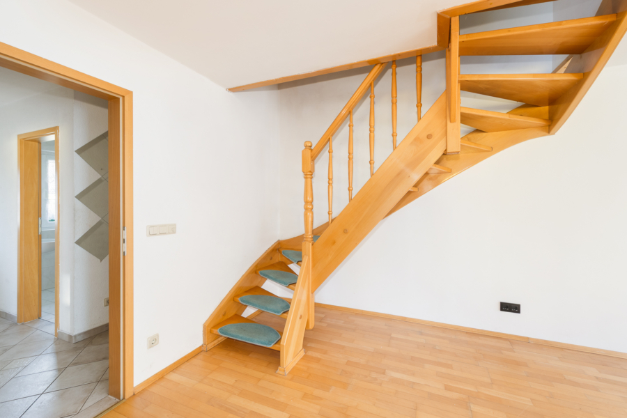 Mit offener Treppe zum Obergeschoss