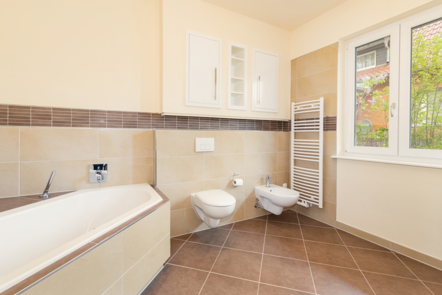 Mit Bidet und Badewanne