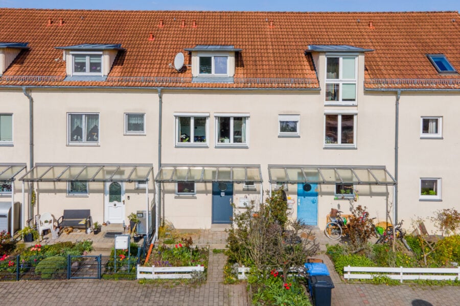 Mit Keller, modernen Bädern, ausgebautem Dach, pflegeleichtem Garten: Saniertes Reihenhaus in Karow, 13125 Berlin, Reihenmittelhaus