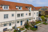 Straßenfront - Mit Keller, modernen Bädern, ausgebautem Dach, pflegeleichtem Garten: Saniertes Reihenhaus in Karow