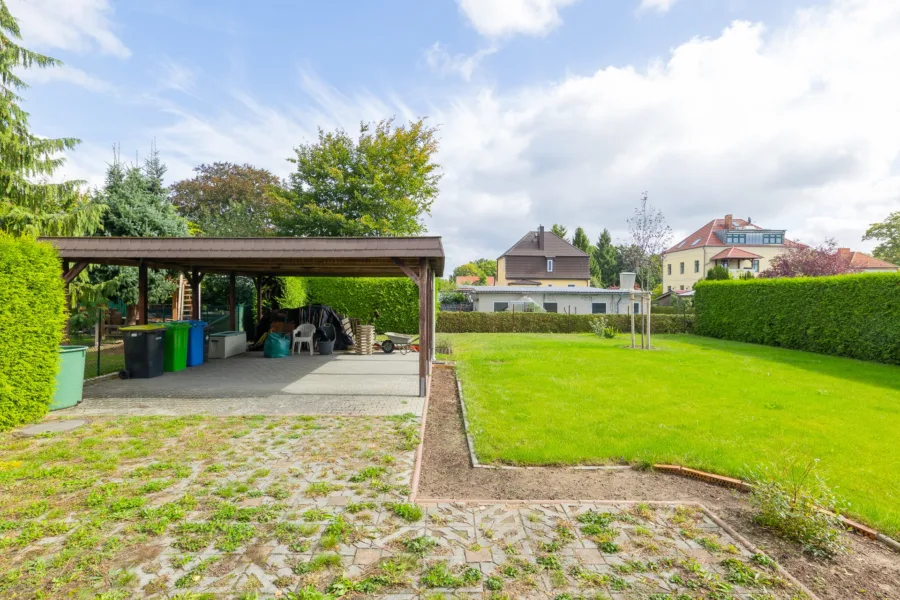 Garten mit Doppelcarport
