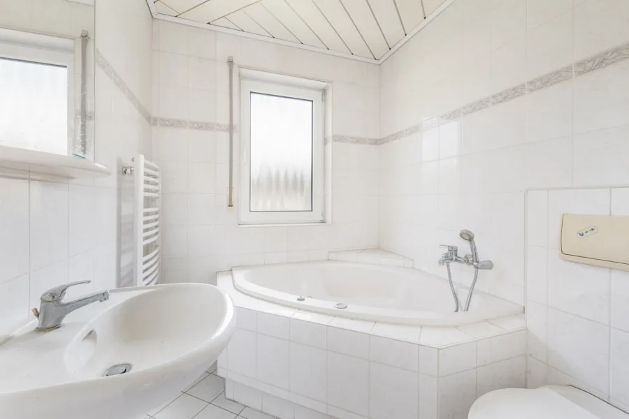 Bad mit Eckbadewanne