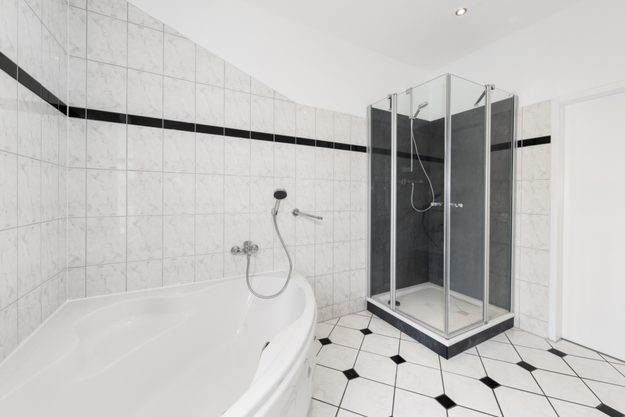 Badezimmer mit Dusche