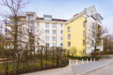 In ruhiger Lage - Mit Stellplatz, Aufzug, Balkon, Keller u.v.m.: Gemütliche Dreizimmerwohnung in Friedrichsfelde Ost