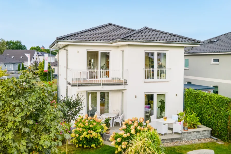Gartenseite mit Balkon