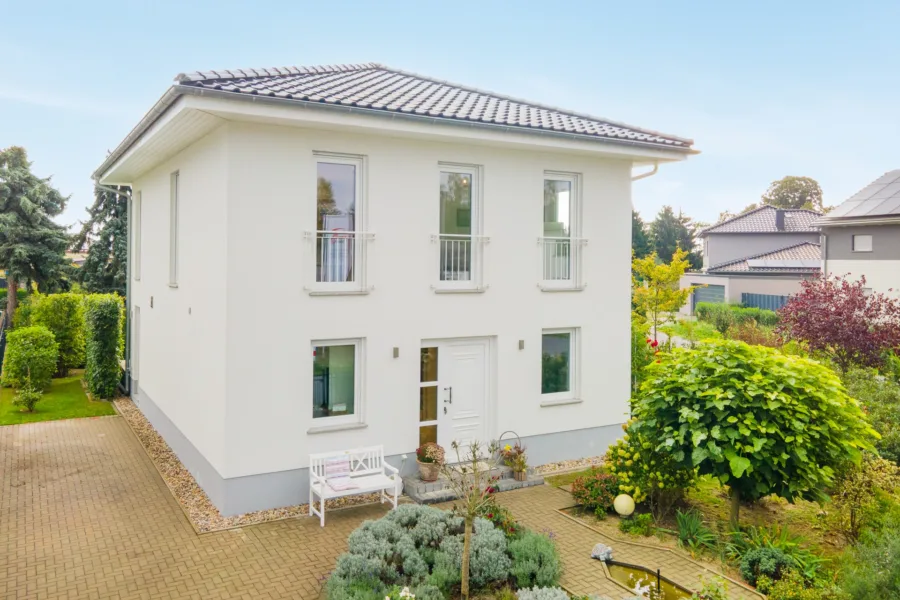 Straßenseite mit Vorgarten