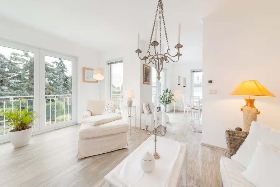 Helles Wohnzimmer mit Balkon