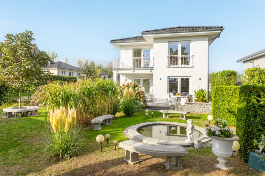 Gartenteich mit Sitzbänken