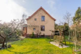 Haus Frontansicht - Mit Keller, Einbauküche, Kamin, Carport u.v.m.: Umfassend saniertes Einfamilienhaus in Blankenburg