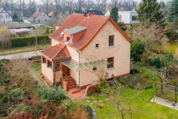 Mit Keller, Einbauküche, Kamin, Carport u.v.m.: Umfassend saniertes Einfamilienhaus in Blankenburg, 13129 Berlin, Einfamilienhaus