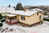 Für Ihre kleine Familie - Mit Keller, Einbauküche, Garage, moderner Heizung, überdachter Terrasse u.v.m.: Bungalow in Rehfelde