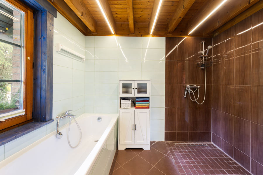 Mit bodengleicher Dusche