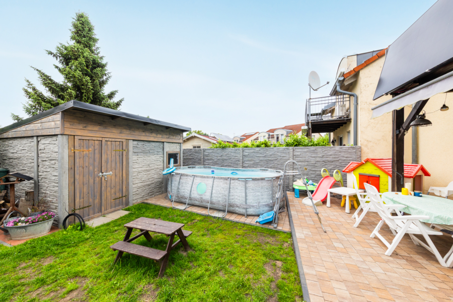 Garten mit Pool & Gartenhaus