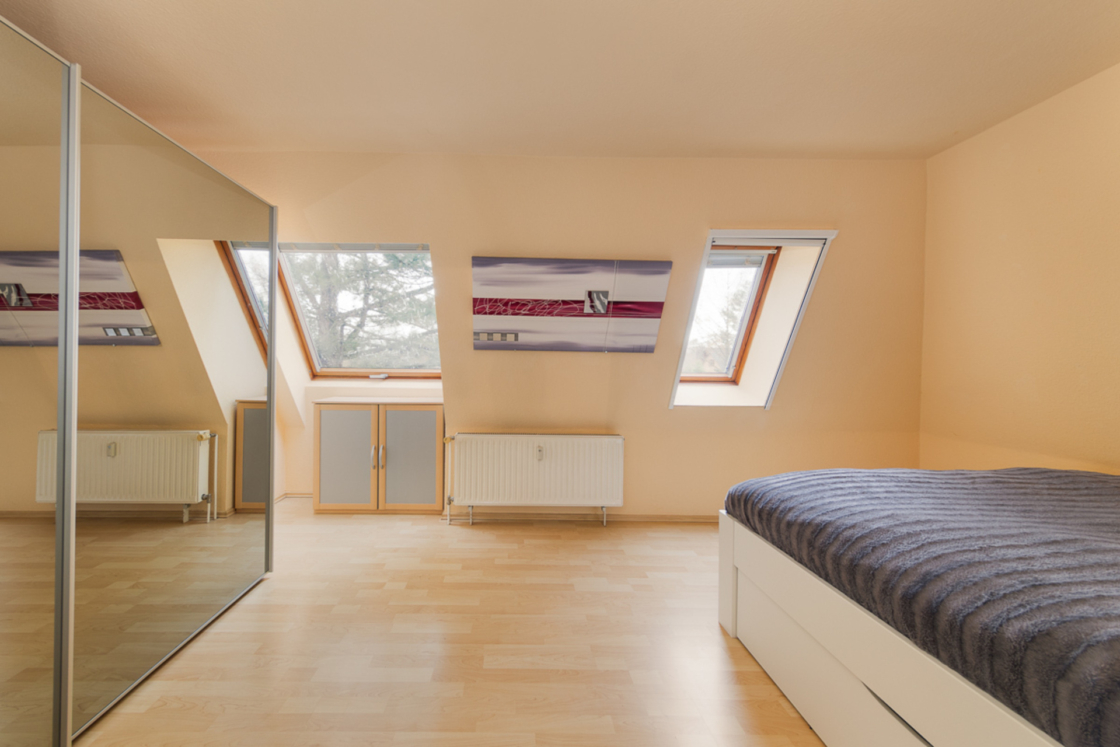 Mit Balkon, Einbauküche, Keller, Stellplatz: Dachgeschoss-Wohnung in Berlin-Kaulsdorf - Schlafzimmer