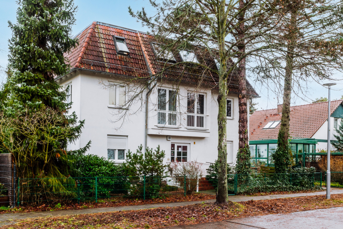 Mit Balkon, Einbauküche, Keller, Stellplatz: Dachgeschoss-Wohnung in Berlin-Kaulsdorf - Haus Straßenseite