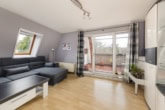 Wohnzimmer - Mit Balkon, Einbauküche, Keller, Stellplatz: Dachgeschoss-Wohnung in Berlin-Kaulsdorf