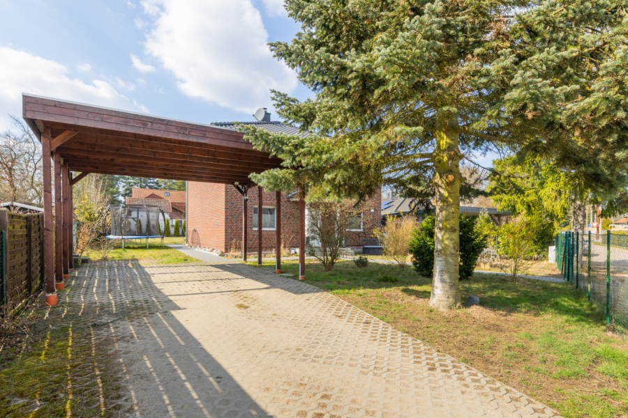 Einfahrt und Carport