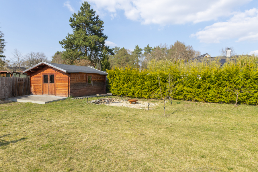 Garten mit Gartenhaus