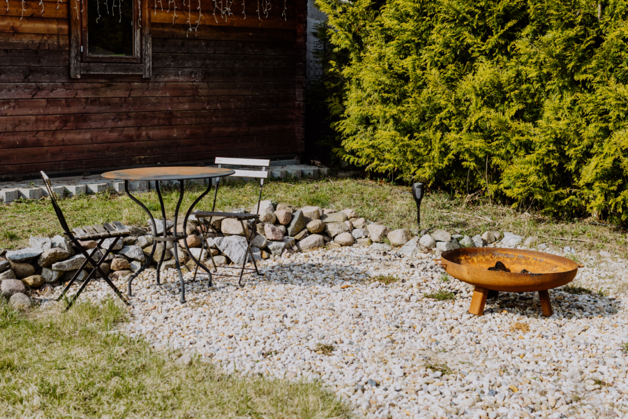 Kiesgrube mit Feuerschale