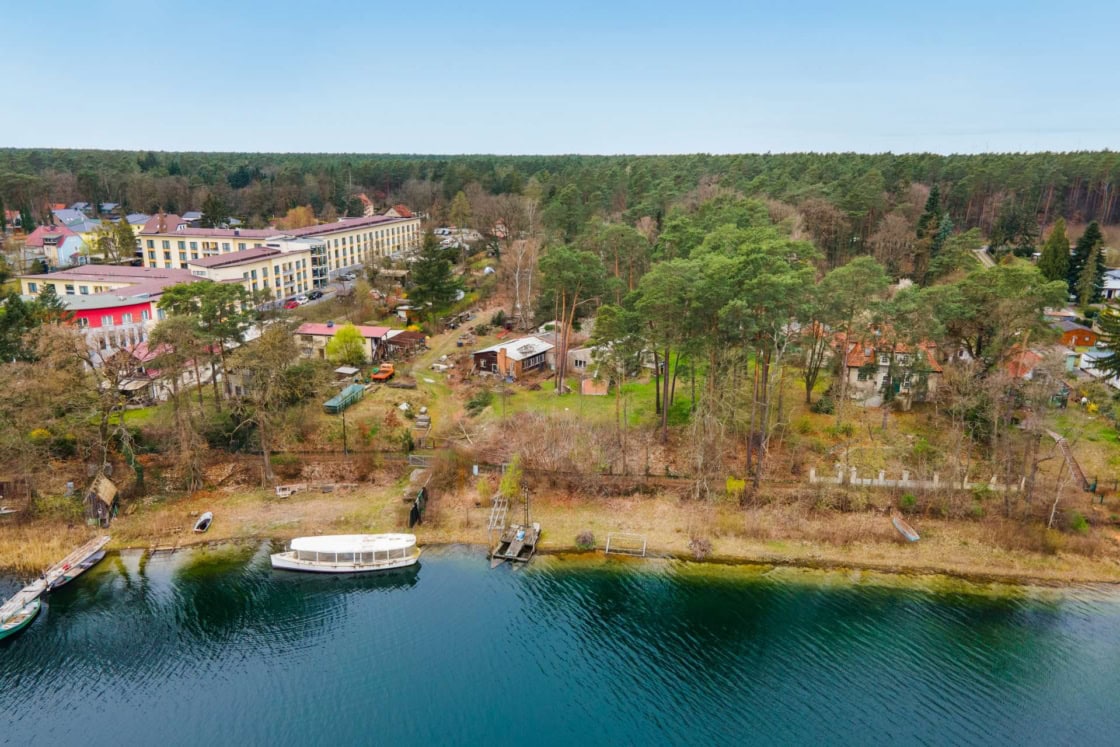 Seeblick und separater Seezugang! Bauträgerfreies und erschlossenes Grundstück am Straussee - Vogelperspektive