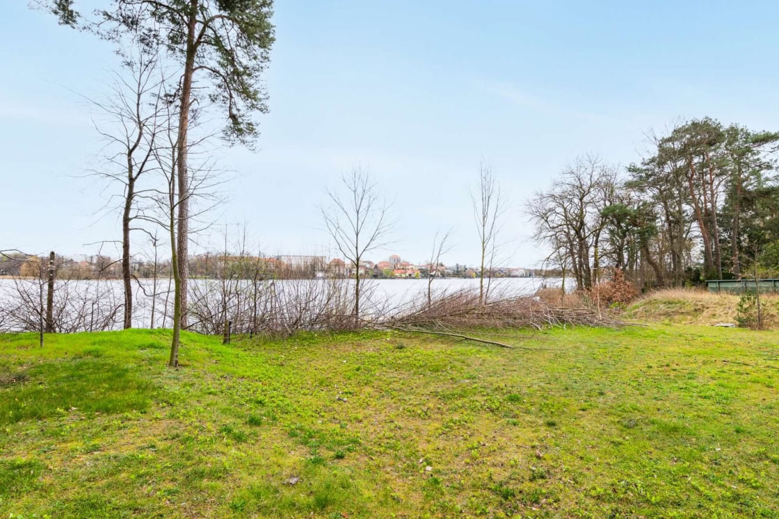 Seeblick und separater Seezugang! Bauträgerfreies und erschlossenes Grundstück am Straussee - Mit fantastischem Wasserblick