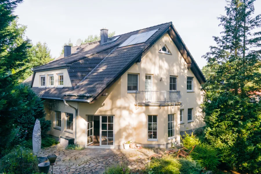 Hausansicht mit Terrasse