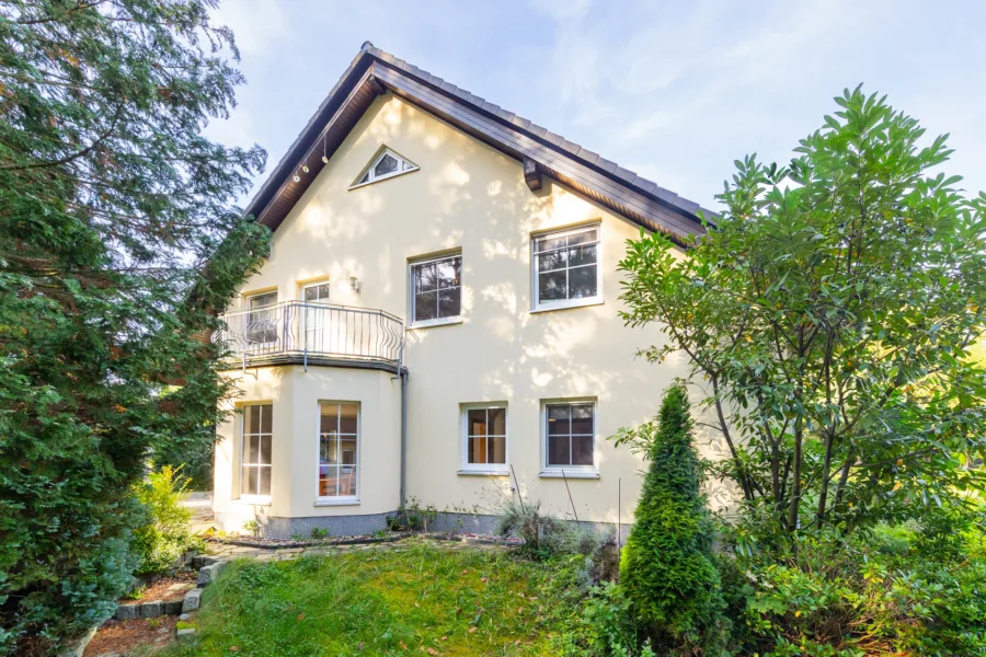 Hausansicht mit Balkon