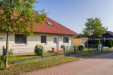 Doppelhaushälfte Straßenseite - Mit Einbauküche, Terrasse, Garage, Garten, Dachboden u.v.m.: Bungalow-Doppelhaushälfte in Strausberg