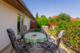 Terrasse - Mit Einbauküche, Terrasse, Garage, Garten, Dachboden u.v.m.: Bungalow-Doppelhaushälfte in Strausberg