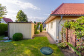 Garten mit Gartenhaus/Garage - Mit Einbauküche, Terrasse, Garage, Garten, Dachboden u.v.m.: Bungalow-Doppelhaushälfte in Strausberg