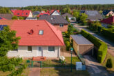 Gemütliche Doppelhaushälfte - Mit Einbauküche, Terrasse, Garage, Garten, Dachboden u.v.m.: Bungalow-Doppelhaushälfte in Strausberg